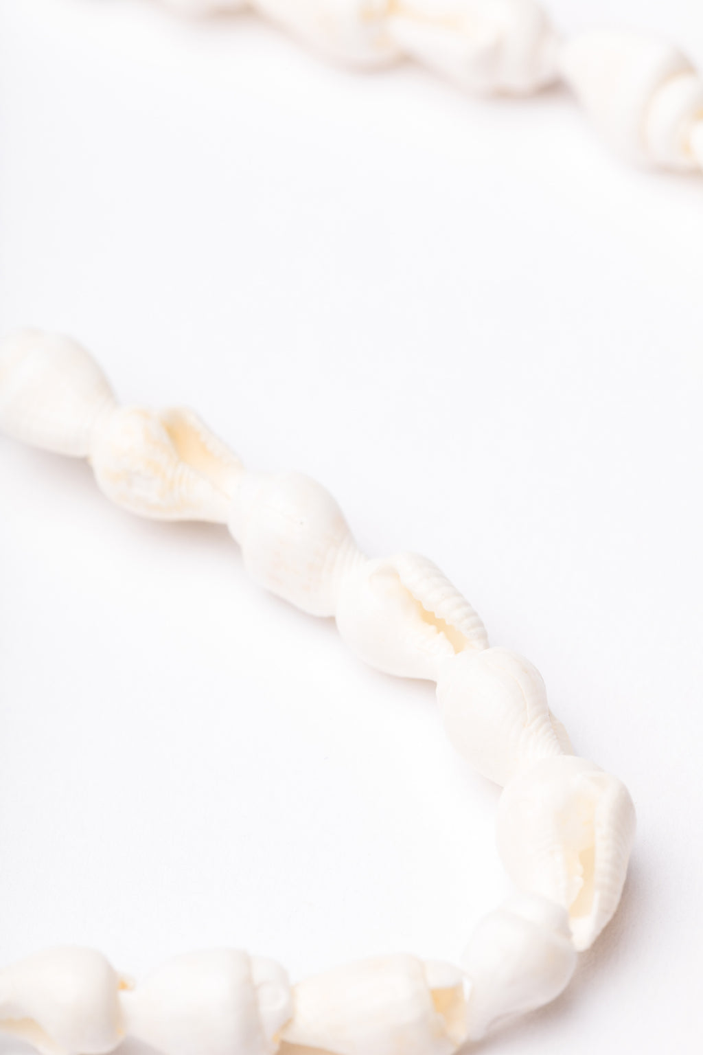 WHITE SHELL SUNGLASSES CHAIN